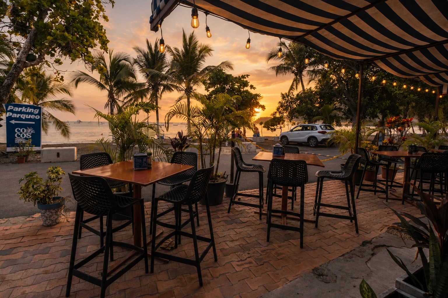 Terraza de Cocos Beach Front con vista al Pacífico al atardecer